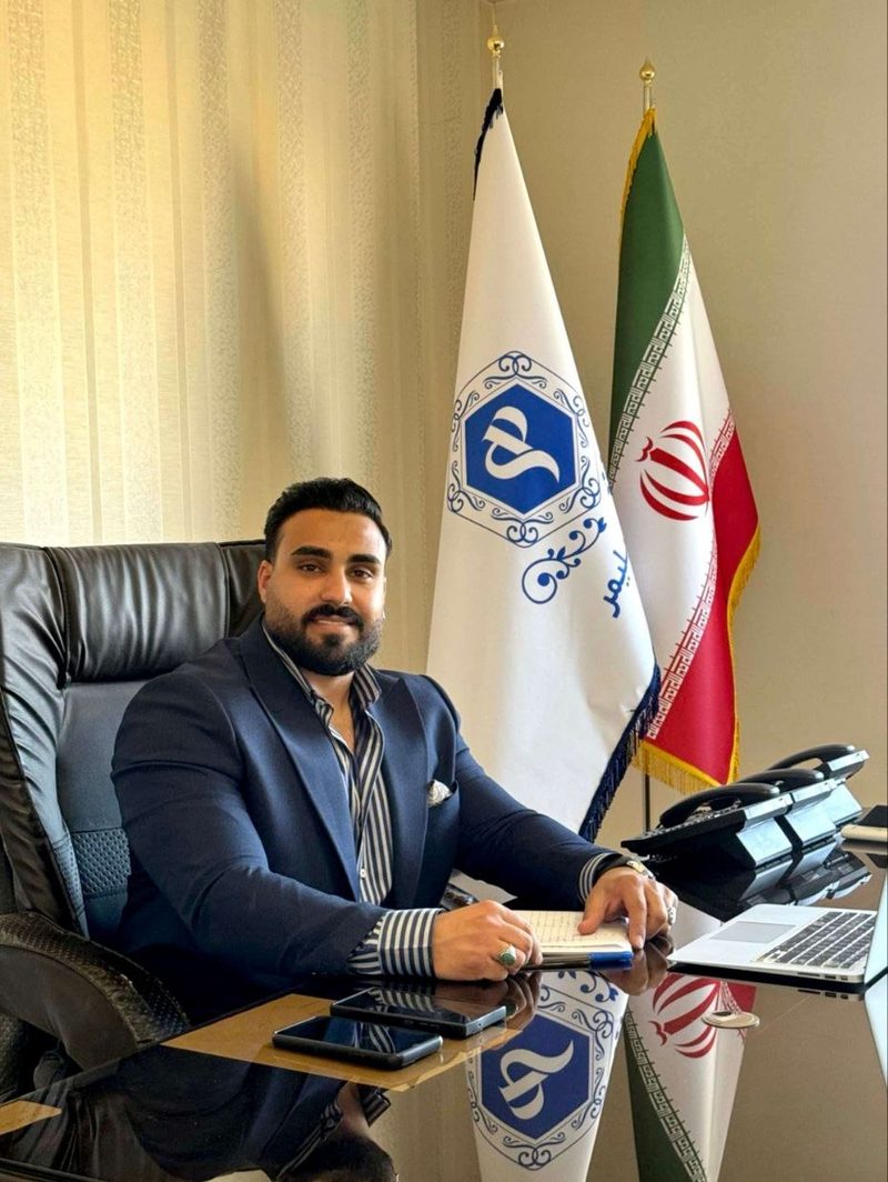 محمدجواد سلوکی، مدیرعامل و موسس هلدینگ سلوک، پشت میز کار در دفتر مدیریت
