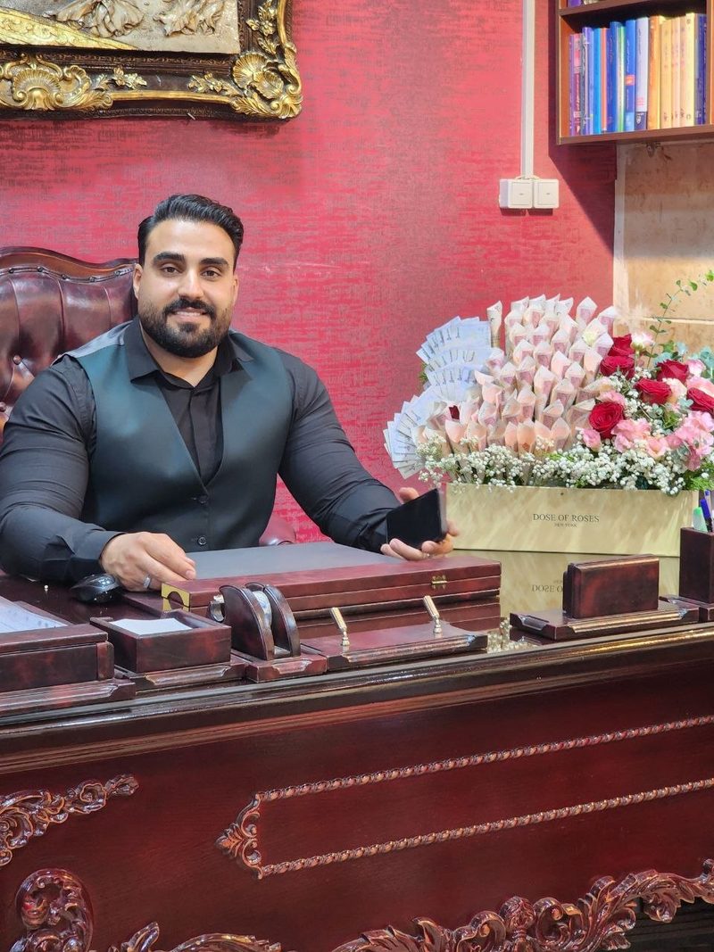 پرتره محمدجواد سلوکی در دفتر کار